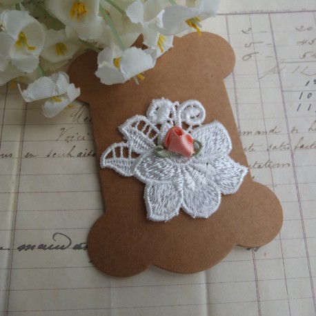 Applique dentelle Fleur avec rose en satin