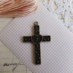 Pendentif croix avec coeur bronze